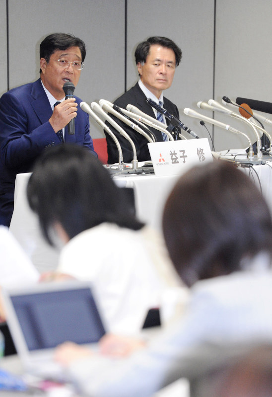 記者会見に臨む三菱自動車の益子修会長兼社長(左)=2016年8月30日、北山夏帆撮影