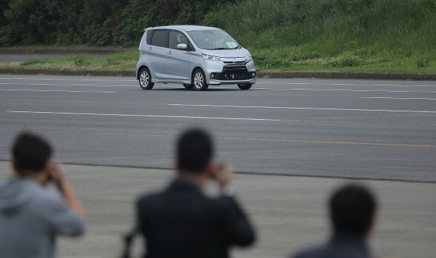 燃費データ不正の発覚後に行われた三菱自動車による走行試験デモ=2016年5月2日、宮武祐希撮影