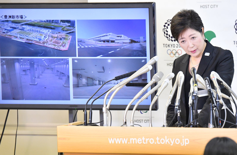 築地市場の豊洲移転延期を発表する東京都の小池百合子知事=東京都庁で2016年8月31日午後1時45分、宮間俊樹撮影