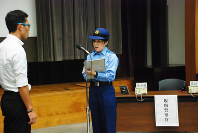 被害者役から状況を聞き取る現場の警察官役（右）＝千代田区で