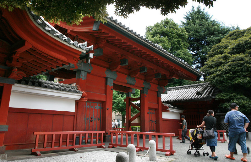 東大の赤門=東京都文京区で2008年8月14日、小出洋平撮影