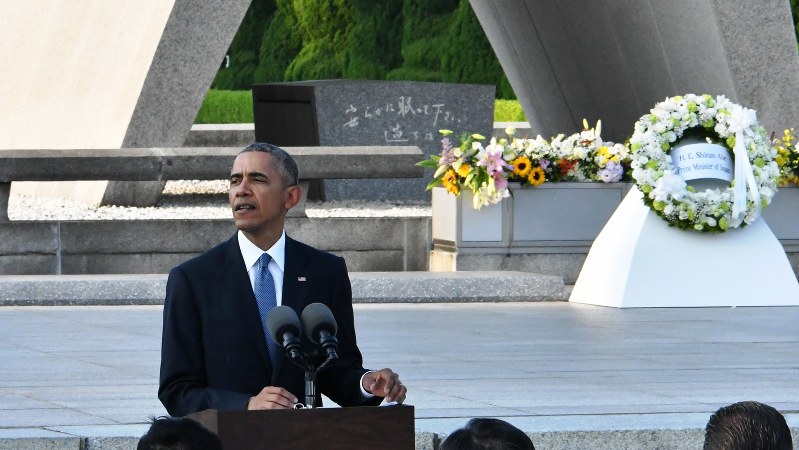 平和記念公園で演説するオバマ米大統領。後方は原爆慰霊碑=2016年5月27日、代表撮影