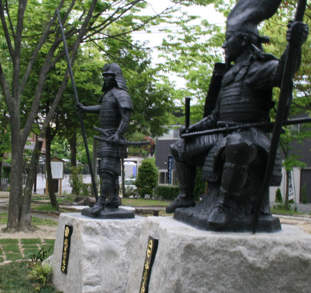 桶狭間古戦場公園に設置された今川義元(右)と織田信長の銅像=2010年5月10日撮影