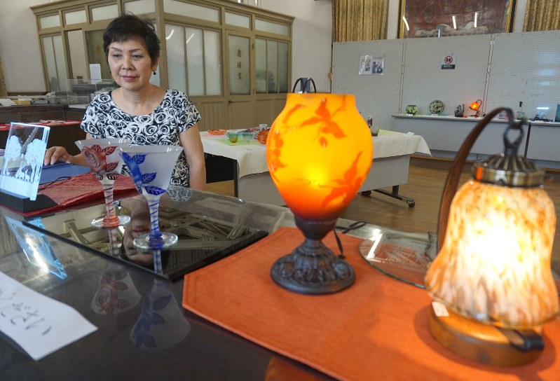 サンドレリーフガラス作品展 砂で削る工芸 行橋で５日まで 福岡 毎日新聞