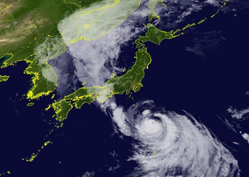 29日午前11時のひまわり8号の赤外画像。台風10号の渦が日本海の寒冷渦に伴う雲とつながっている