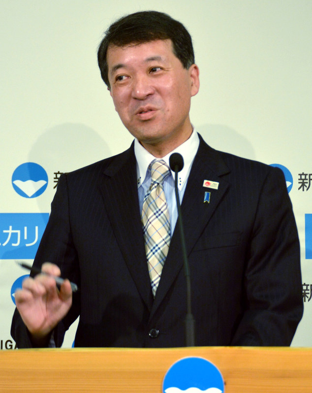 知事選への立候補撤回表明後、初の定例記者会見で記者の質問に答える泉田知事=新潟市中央区の新潟県庁で2016年8月31日、米江貴史撮影