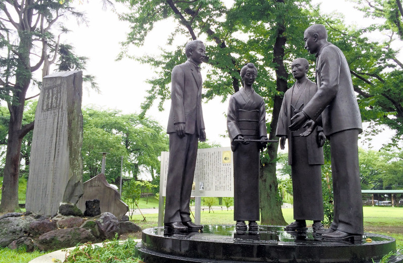 楫取素彦らを顕彰する銅像「楫取素彦と松陰の短刀」。右から新井領一郎、楫取素彦、寿、星野長太郎。左奧は功徳碑=前橋市大手町3の前橋公園で、尾崎修二撮影