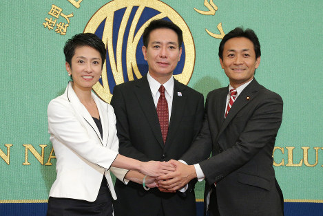 民進党代表選に立候補し、記者会見冒頭で握手を交わす（左から）蓮舫氏、前原誠司氏、玉木雄一郎氏＝東京都千代田区の日本記者クラブで２０１６年９月２日午後３時２５分、後藤由耶撮影