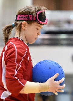 ボールを見つめる欠端＝東京都足立区の足立区総合スポーツセンターで７月、徳野仁子撮影