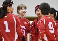 試合前、チームメイトと談笑する欠端（奥左）＝東京都足立区の足立区総合スポーツセンターで、徳野仁子撮影