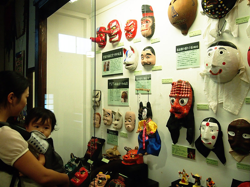 世界の仮面展 国や地域で多彩な表情 姫路 日本玩具博物館 兵庫 毎日新聞