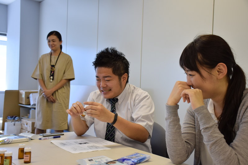 「においケアセミナー」で体臭のサンプルを嗅ぐ参加者=東京都江東区で、庄司哲也撮影