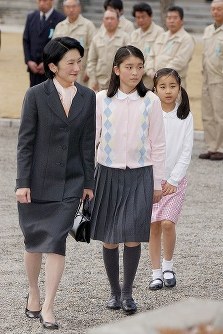 御料牧場の貴賓館に到着された秋篠宮妃紀子さま、眞子さま、佳子さま＝栃木県高根沢町の御料牧場で２００５年３月２９日午後２時４５分ごろ（代表撮影）