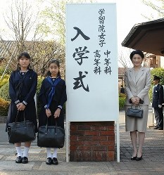 秋篠宮紀子さまに付き添われ、学習院女子高等科の入学式に出席される眞子さまと同中等科の入学式に出席される佳子さま＝２００７年４月６日午前８時１８分、東京都新宿区
