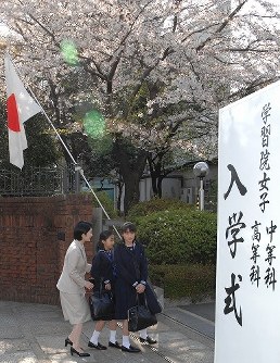 秋篠宮紀子さまに付き添われ、学習院女子高等科の入学式に出席される眞子さまと同中等科の入学式に出席される佳子さま＝２００７年４月６日午前８時１５分、東京都新宿区