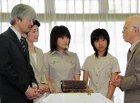 「学童疎開船メモリアルウイーク企画展」を訪れ、対馬丸で遭難した姉妹のランドセルを前に、説明を受ける（左から）秋篠宮さま、紀子さま、眞子さま、佳子さま＝２００８年８月１６日午前、東京都新宿区、代表撮影