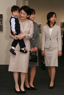 「皇后さまと子どもたち」写真展を鑑賞する（左から）悠仁さまを抱く紀子さま、眞子さま、佳子さま＝東京都中央区の日本橋高島屋で２００８年１０月２６日午前９時２６分、小出洋平撮影