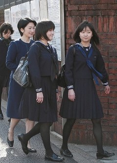 秋篠宮妃紀子さまとともに、学習院女子高等科と中等科の卒業式に向かう眞子さま（中央）と佳子さま（右）＝東京都新宿区で２０１０年３月２２日午前８時３５分（代表撮影）