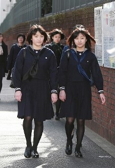 学習院女子高等科と中等科の卒業式に向かう秋篠宮眞子さま（左）と佳子さま＝東京都新宿区で２０１０年３月２２日（代表撮影）
