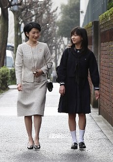 紀子さまに付き添われ、学習院女子高等科の入学式に向かう佳子さま＝東京都新宿区で２０１０年４月６日午前７時３１分（代表撮影）