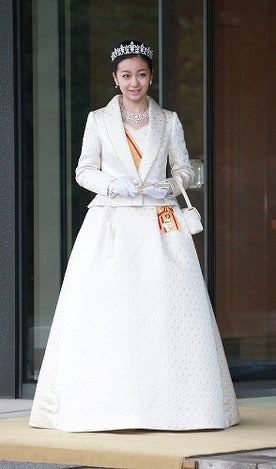２０歳の誕生日を迎え、皇居で成年の行事に臨まれた秋篠宮ご夫妻の次女・佳子さま＝皇居・宮殿西車寄で２０１４年１２月２９日（代表撮影）
