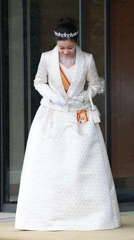 ２０歳の誕生日を迎え、皇居で成年の行事に臨まれた秋篠宮ご夫妻の次女・佳子さま＝皇居・宮殿西車寄で２０１４年１２月２９日（代表撮影）