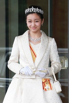 ２０歳の誕生日を迎え、皇居で成年の行事に臨まれた秋篠宮ご夫妻の次女・佳子さま＝皇居・宮殿西車寄で２０１４年１２月２９日（代表撮影）