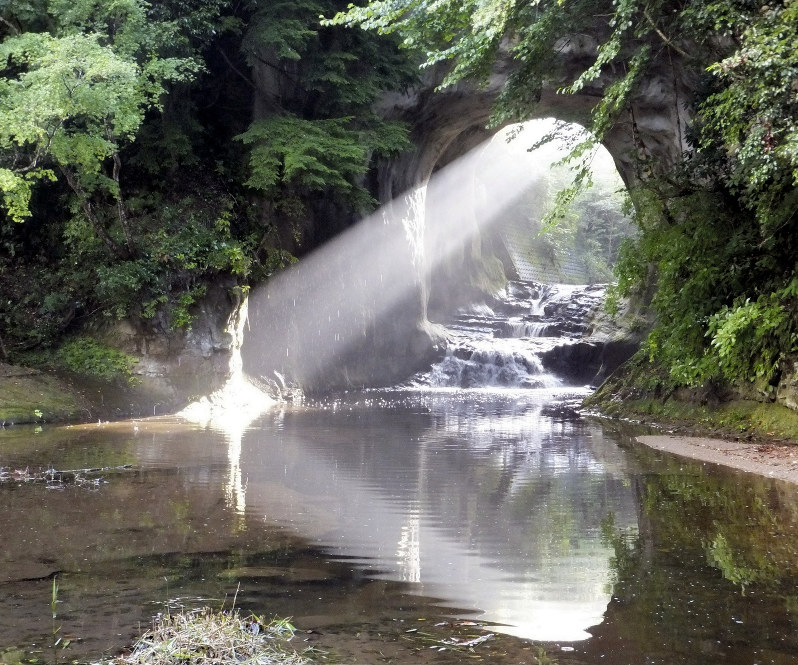 光が差し込み、幻想的な光景が見ることができる「濃溝の滝」=君津市提供