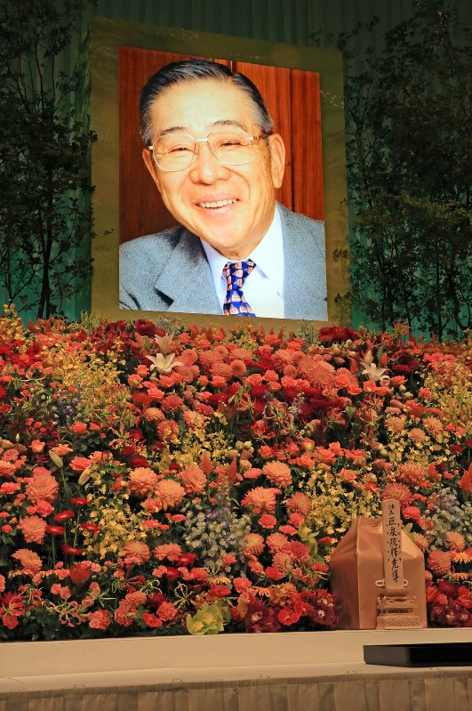 大橋巨泉さん死去 お別れの会 何度もヒット 関口宏さん弔辞 毎日新聞