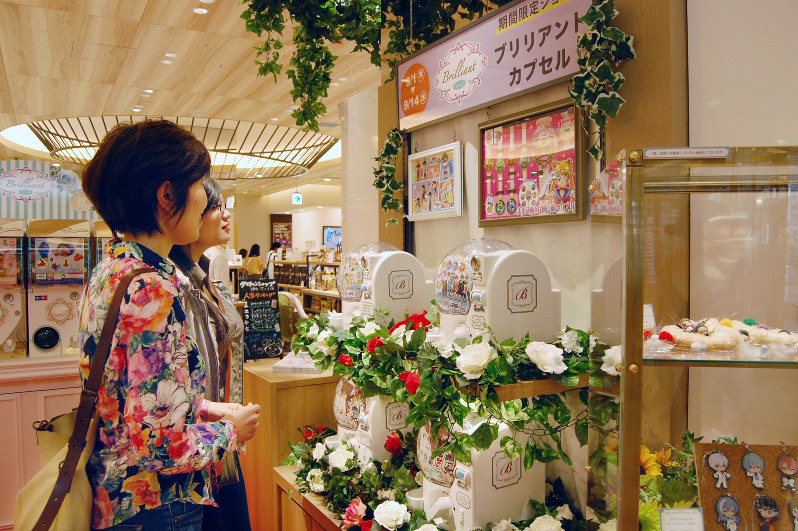大人女子向けガシャポン セーラームーンも 博多マルイに 毎日新聞