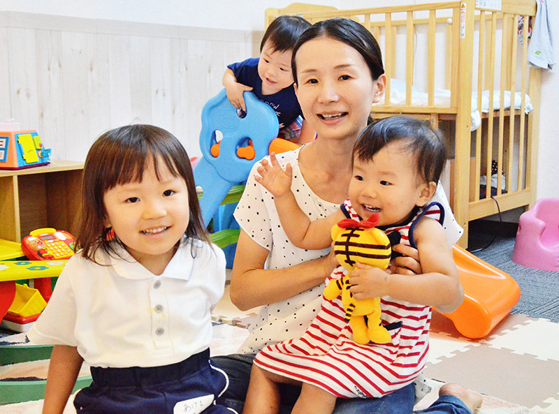 民間子育てスペースを開設した明知優子さん=中区のアトリエタウタウで、竹内麻子撮影