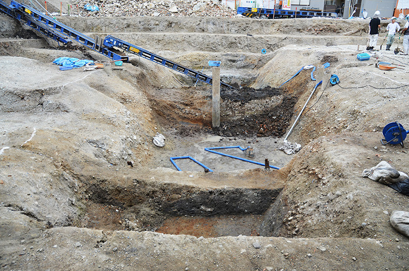 発掘調査で確認された中世の濠=堺市堺区熊野町東5丁の市立熊野小学校で、椋田佳代撮影