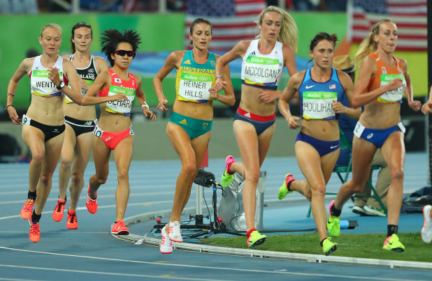 リオデジャネイロ五輪・陸上女子5000m決勝で力走するニュージーランドのハンブリン選手(左から2人目)。予選で米国のダゴスティノ選手と接触、転倒し、決勝進出はならなかったが、両選手とも救済措置で決勝に出場した(ダゴスティノ選手はけがのため棄権)。左から3人目は日本の上原美幸選手=リオデジャネイロの五輪スタジアムで2016年8月19日、小川昌宏撮影