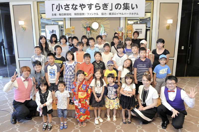 ショーを披露してくれた人々と記念撮影におさまる子どもたち