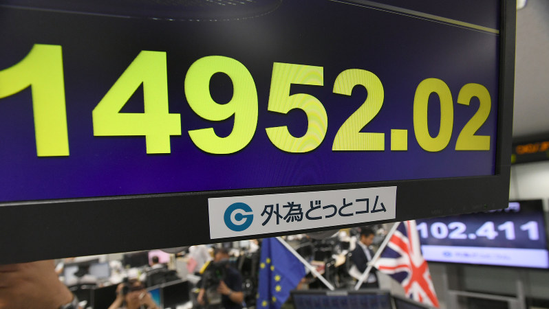 1万5000円割れした日経平均株価を示す電光掲示板=東京都港区で2016年6月24日、内藤絵美撮影