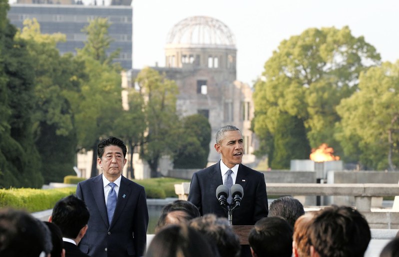 広島の平和記念公園で演説するオバマ米大統領(右)と安倍首相=5月27日(代表撮影)