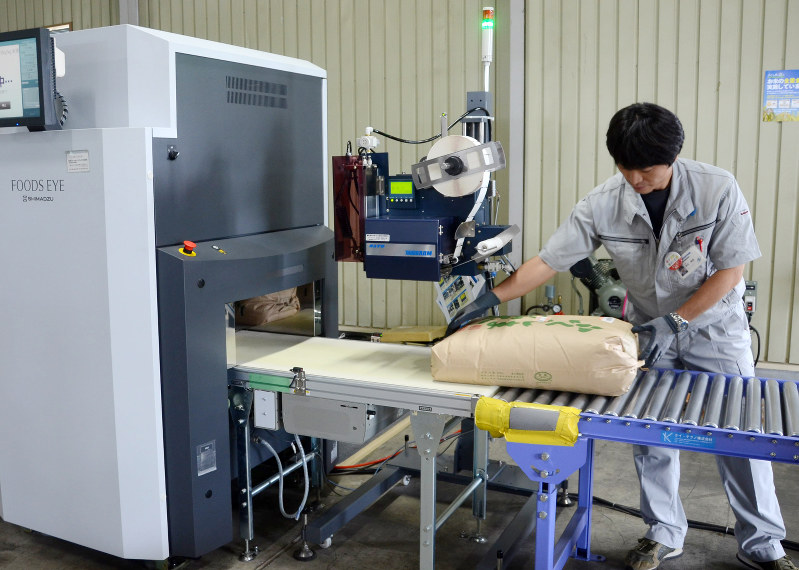 福島県産米の放射性物質を調べるため実施されている全量全袋検査=同県二本松市で、横田香奈撮影