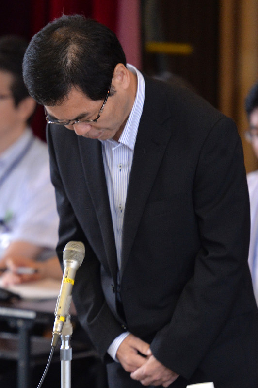 第18回新市場建設協議会で冒頭のあいさつをした後、頭を下げる岸本良一・中央卸売市場長=東京都中央区の築地市場で2016年9月9日午前9時34分、北山夏帆撮影