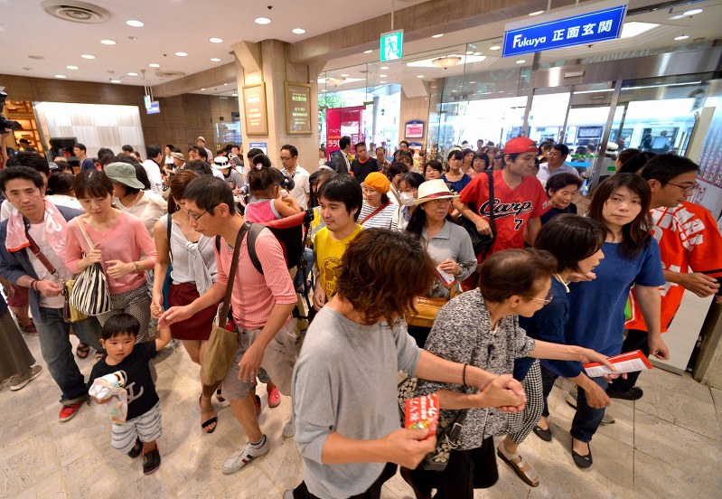 広島リーグｖ 百貨店では優勝セール 長蛇の列も 写真特集4 12 毎日新聞