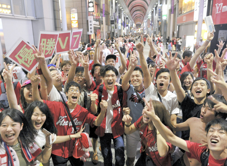 広島リーグV：赤に染まるアーケード街…カープ地元 | 毎日新聞