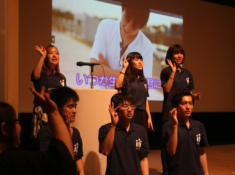 主催したイベントで手話を交えて「花は咲く」を歌う「ｉｉｉプロジェクト」のメンバー