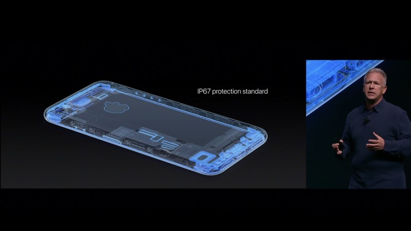 iPhoneとしては初めて、IP67という基準の防水・防塵に対応した