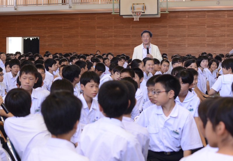 三枝成彰さん 音楽授業 戦争をしない国に 思いこめ 東長崎中で 長崎 毎日新聞