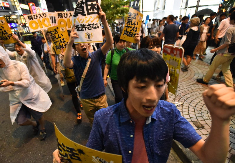 貧困に苦しむ人たちに対するバッシングへの抗議デモに参加する人たち=東京都新宿区で8月27日、宮間俊樹撮影