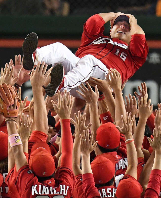 勝った！舞った！泣いた！黒田と新井、涙の抱擁に感動 カープ頂の記憶