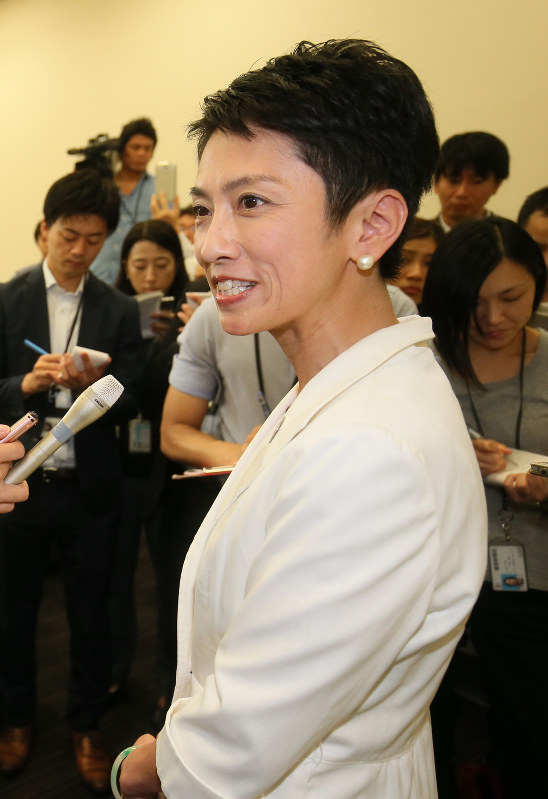 記者会見で自身の台湾籍について釈明する民進党の蓮舫代表代行=参院議員会館で2016年9月13日午前10時39分、森田剛史撮影