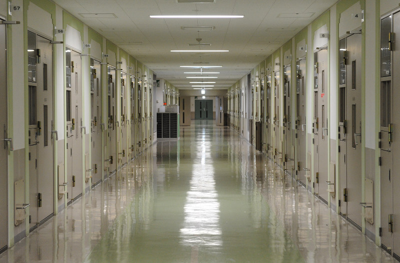 死刑囚の生活空間。両側に居室が並ぶ廊下=東京都葛飾区の東京拘置所で2012年10月4日、須賀川理撮影