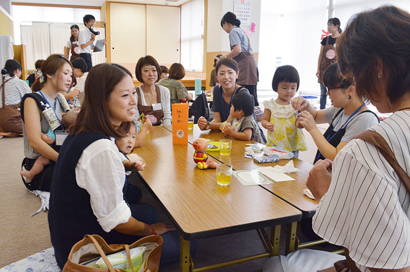 おしゃべりを楽しむママカフェの参加者たち=石川県かほく市宇野気の保健福祉センターで、金志尚撮影