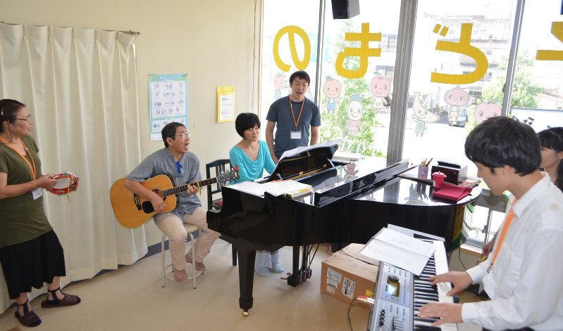 小沼さん(左から3人目)と一緒に音楽セッションを楽しむ利用者ら=伊勢市曽祢で