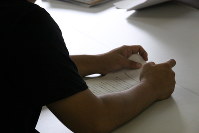 法廷で行う意見陳述の練習をする大学生＝東京都世田谷区で